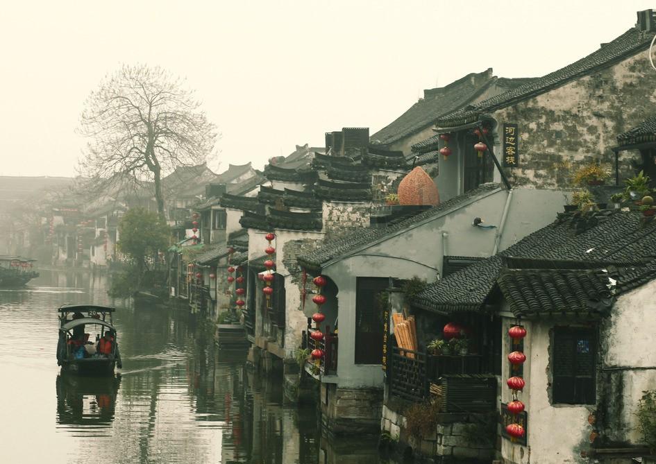 关羽受毒箭的那一章叫什么名字？